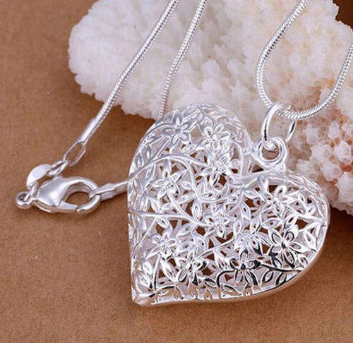 This 925 silver plated snake chain necklace with a filigree heart pendant is absolutely stunning