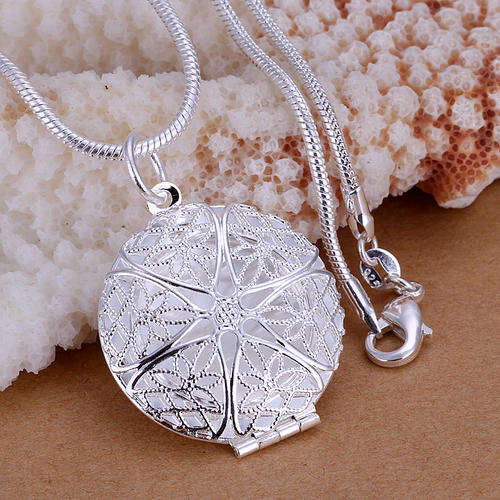 925 Sterling silver plated photo locket pendant and necklace, for that special photo...