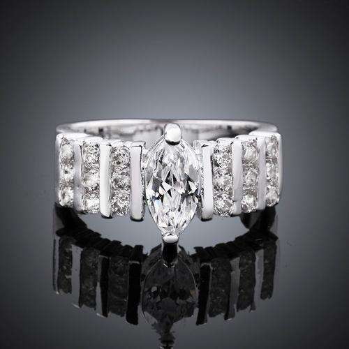*Exuisite *925 Sterling silver plated Marquise crystal ring absolutely stunning