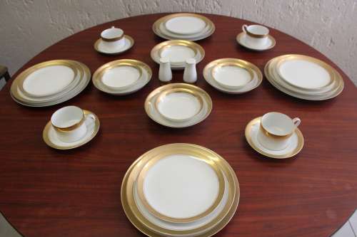 Vintage Gary Barr Versailles Collection 30 piece Dinner Service with 18k gold detail mint condition