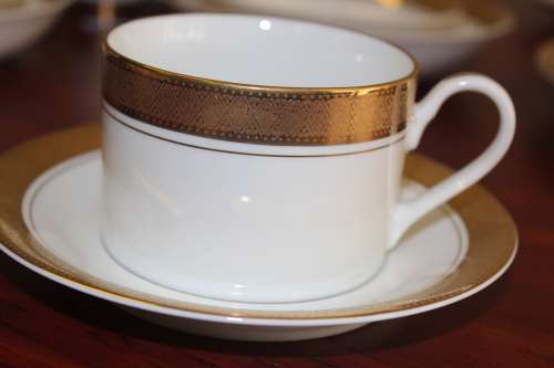 Vintage Gary Barr Versailles Collection 30 piece Dinner Service with 18k gold detail mint condition