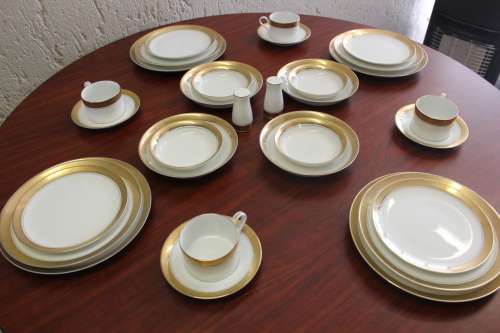 Vintage Gary Barr Versailles Collection 30 piece Dinner Service with 18k gold detail mint condition