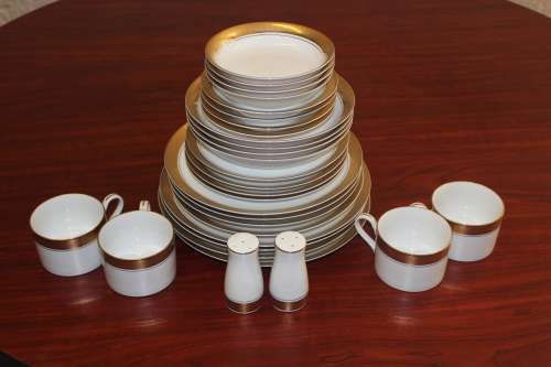 Vintage Gary Barr Versailles Collection 30 piece Dinner Service with 18k gold detail mint condition