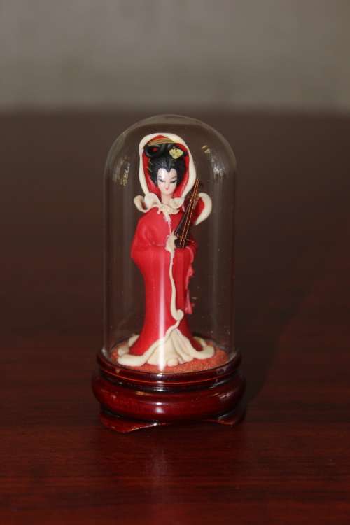 Vintage Hand Sculpted Miniature Japanese Geisha in red dress on wooden base with glass dome 8.6cm