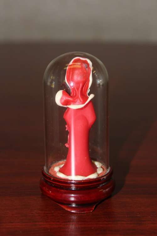 Vintage Hand Sculpted Miniature Japanese Geisha in red dress on wooden base with glass dome 8.6cm