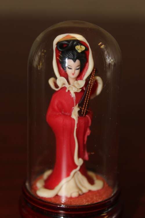 Vintage Hand Sculpted Miniature Japanese Geisha in red dress on wooden base with glass dome 8.6cm