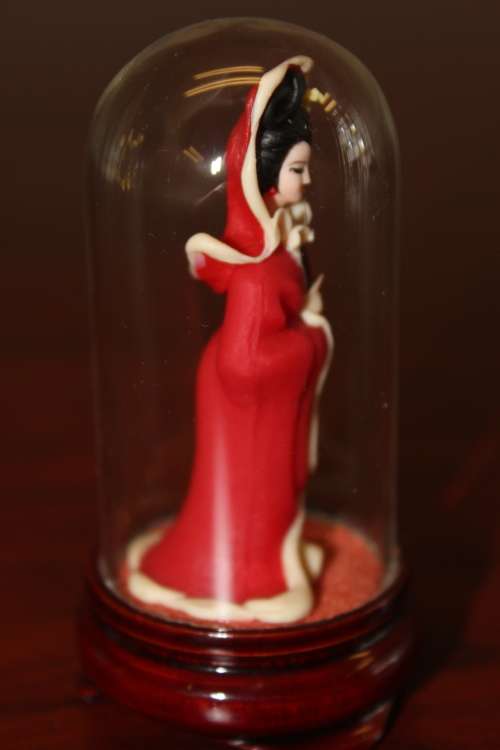 Vintage Hand Sculpted Miniature Japanese Geisha in red dress on wooden base with glass dome 8.6cm