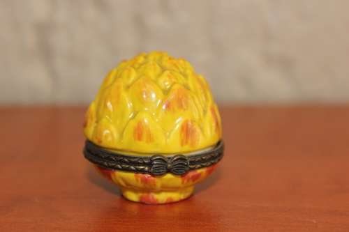 VINTAGE PORCELAIN PROTEA PILL BOX 4.2 CM TALL