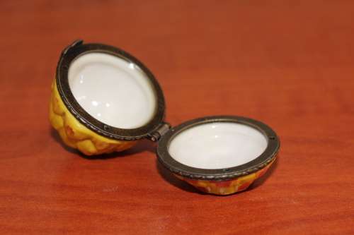 VINTAGE PORCELAIN PROTEA PILL BOX 4.2 CM TALL