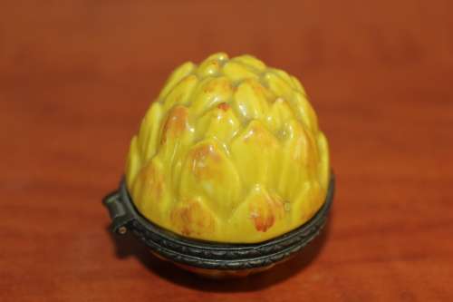 VINTAGE PORCELAIN PROTEA PILL BOX 4.2 CM TALL