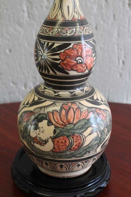 ANTIQUE CHINESE POLYCHROME HAND PAINTED DOUBLE GOURD VASE 27.5CM TALL BY 15CM WIDE +STAND