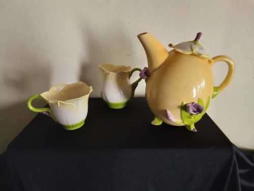 Rare Mustard Seed and Moonshine `Day Lilly` collectors Ceramic Tea Set in original box unused