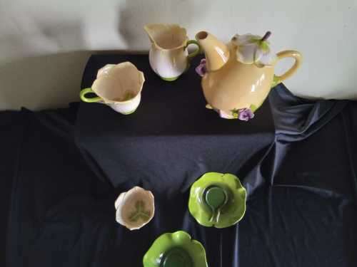 Rare Mustard Seed and Moonshine `Day Lilly` collectors Ceramic Tea Set in original box unused