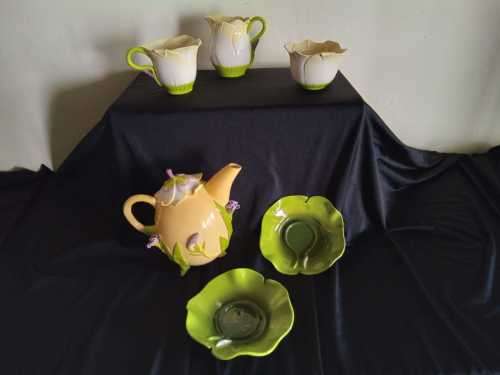 Rare Mustard Seed and Moonshine `Day Lilly` collectors Ceramic Tea Set in original box unused