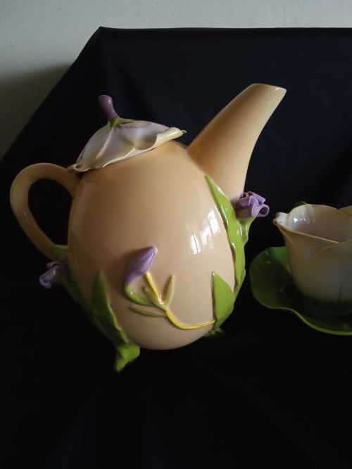 Rare Mustard Seed and Moonshine `Day Lilly` collectors Ceramic Tea Set in original box unused