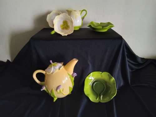 Rare Mustard Seed and Moonshine `Day Lilly` collectors Ceramic Tea Set in original box unused
