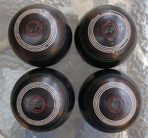 Set of 4 Henselite lawn bowls balls