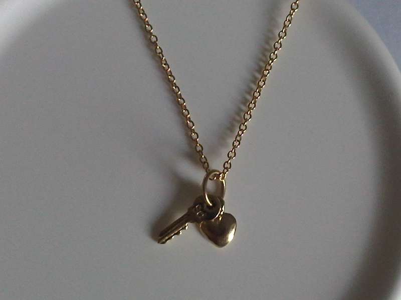 9k Gold Key / Heart pendant and chain