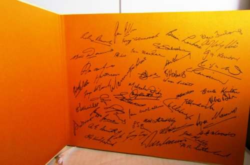 VINTAGE RUGBY BOEK DIE GROOTSTE REEKS SA VERSUS NEW ZEALAND 1970 HARDE BAND MET STOF OMSLAG - SKAARS