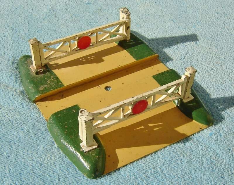 Hornby OO gauge Die-Cast Level Crossing
