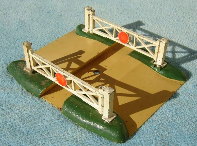Hornby OO gauge Die-Cast Level Crossing