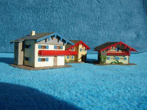 3 N gauge Swiss chalets