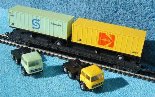 Lima HO gauge Flat Wagon loaded with Lima Container Trucks