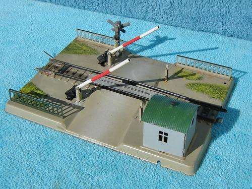 Marklin HO gauge Tin plate Level Crossing with Working Lights