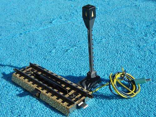 Marklin HO gauge uncoupling track with Signal Lantern
