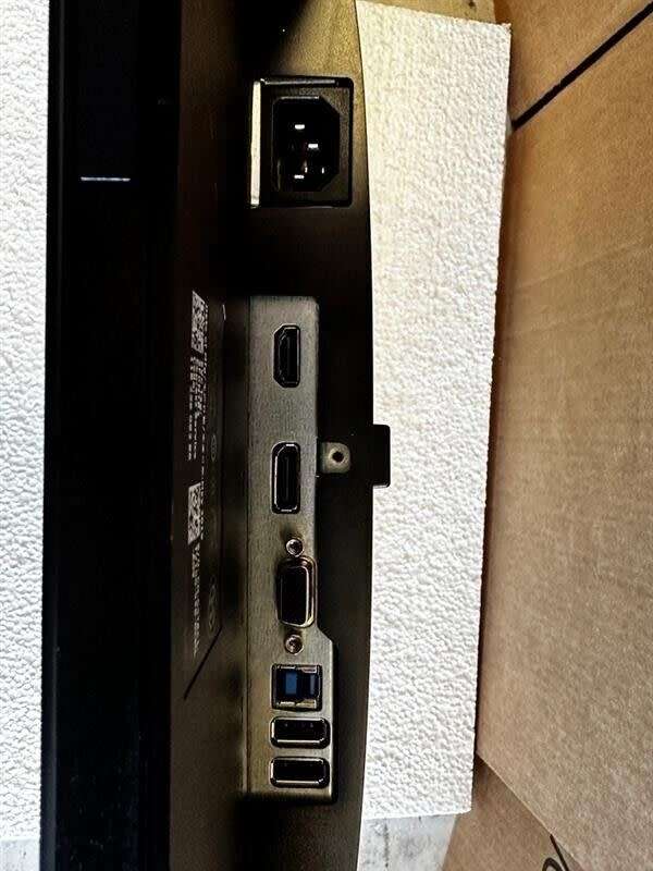 Dell P1917S 19 inch VGA HDMI DisplayPort 1280x1024 Monitor with Stand