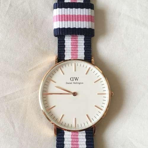 DANIEL WELLINGTON CLASSIC SOUTHAMPTON LIKE BRAND NEW (BLUE PINK AND WHITE STRAP WITH ROSE GOLD FACE)