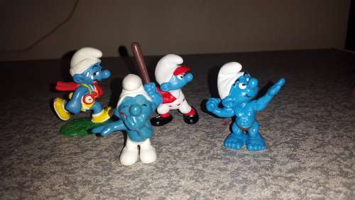 Set of 4 smurfs