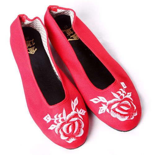 Red fabric pumps with embroidered rose motif
