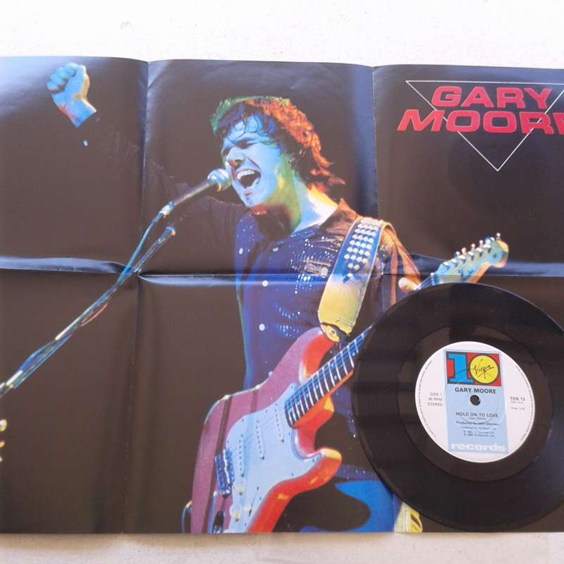 VINYL - Gary Moore - Hold On To Love (45 RPM 7 inch UK release - Poster Bag) (1983)
