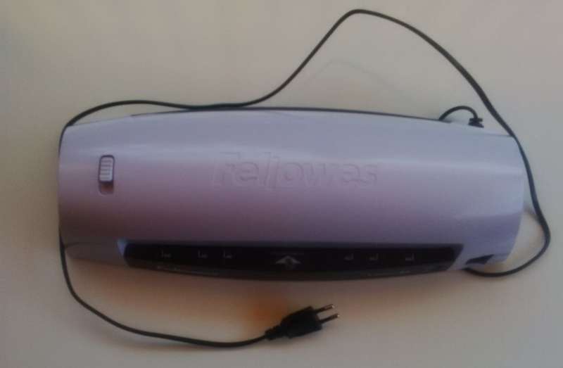 Fellowes Laminator with Four and a Half Packs of 100pcs Laminating Sheets