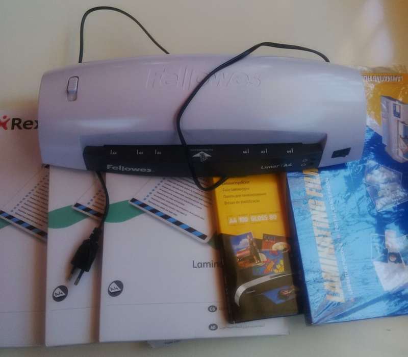 Fellowes Laminator with Four and a Half Packs of 100pcs Laminating Sheets