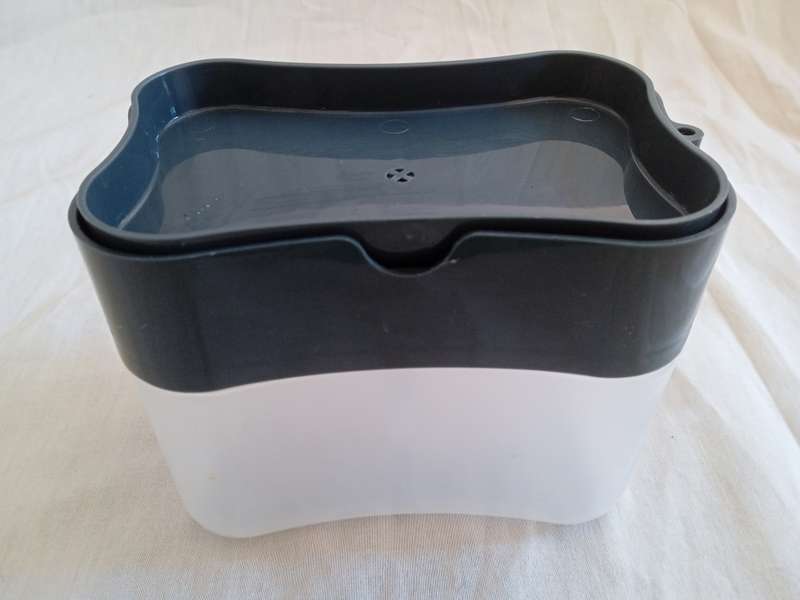 DISHSOAP DISPENSING SPONGE HOLDER