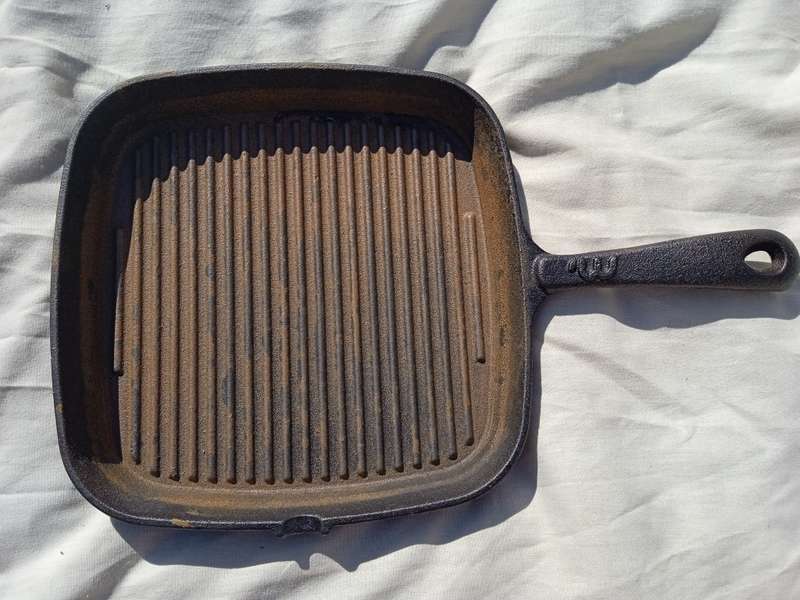 RUSTY CAST IRON GRIDDLE PAN (SQUARE)