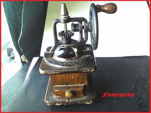 VINTAGE SMALL PEPPER GRINDER USABLE/DISPLAY ITEM W1619