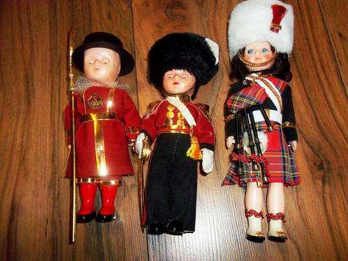 3 Vintage dolls  Scottish bagpiper 21x7cm Beefeater 18cmx7cm Palace guard 18cmx7cm