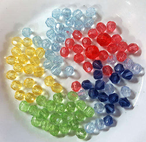 Rounded and faceted acrylic beads, mixed lot.