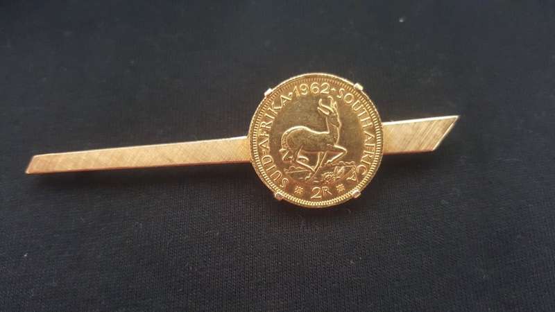 stunning 18ct SOLID YELLOW GOLD hallmarked brooch set with 1962 GOLD R2.  weight 15.2 grams