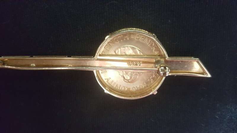 stunning 18ct SOLID YELLOW GOLD hallmarked brooch set with 1962 GOLD R2.  weight 15.2 grams