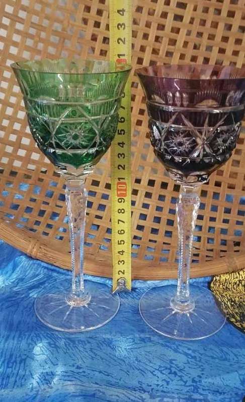*SET OF 2 COLOURED CRYSTAL WINE GLASSES*