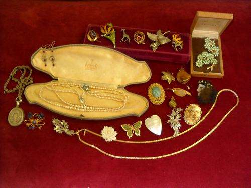 25 X COSTUME JEWELLERY PIECES Super deal REALLY LOW START DEALERS LOOK OUT!!!