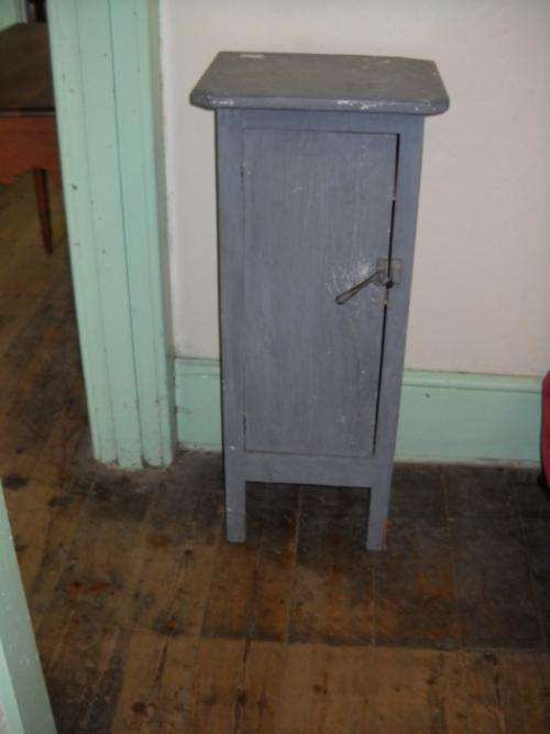CRAZY PRICE!!!!! R1 NO RESERVE.  SCRUFFY PAINTED CUPBOARD