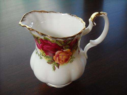 MILK JUG "OLD COUNTRY ROSES" ROYAL ALBERT BONE CHINA ENGLAND !!!R1 NO RESERVE!!!