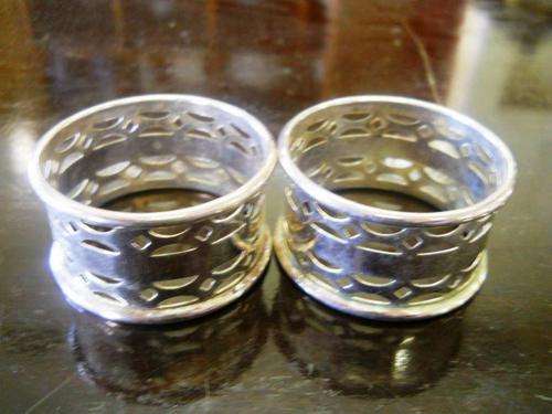 R1 NO RESERVE Pair of silver plate serviette rings