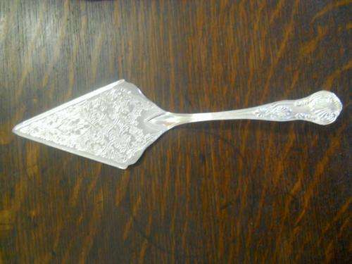 R1 NO RESERVE!! BEAUTIFUL ORNATE CAKE LIFTER