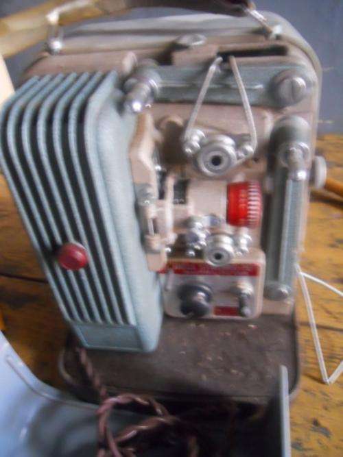 R1 NO RESERVE!!  BELL SYNCHRO PET 8mm PROJECTOR - DON'T KNOW IF WORKS